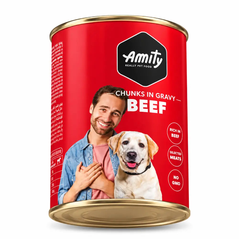 Lata Amity Beef de alimento húmedo para perros con trozos de carne de vacuno en salsa, presentada en envase rojo sobre fondo blanco.