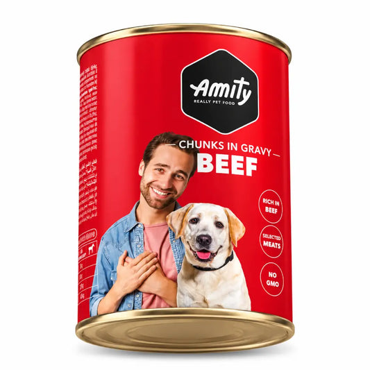Lata Amity Beef de alimento húmedo para perros con trozos de carne de vacuno en salsa, presentada en envase rojo sobre fondo blanco.