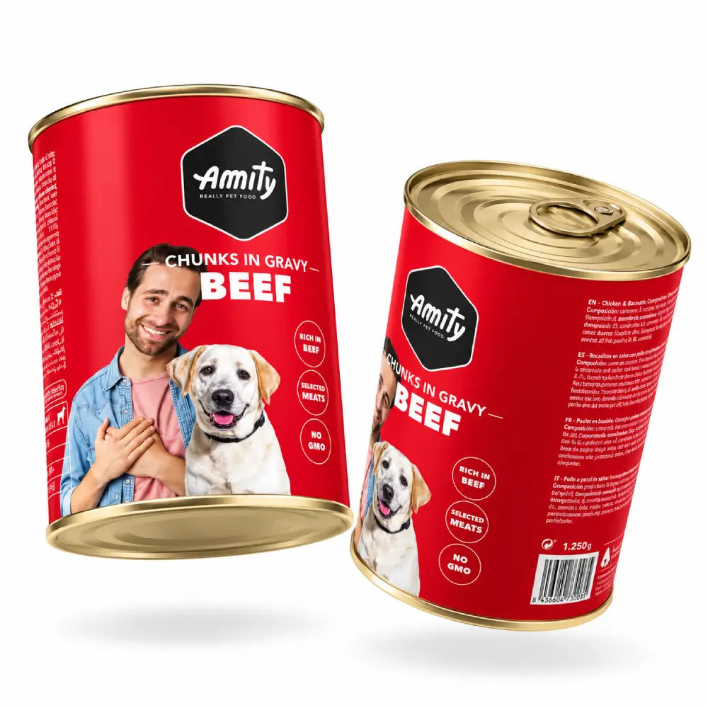 Dos vistas de latas Amity Beef, alimento húmedo para perros con trozos de vacuno en salsa, mostrando el envase frontal y lateral sobre fondo blanco.